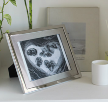 Carregar imagem no visualizador da galeria, Porta-Retrato Arlequi Orfevrerie Royale em Prata | Luxo Clássico