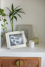 Carregar imagem no visualizador da galeria, Porta-Retrato Arlequi Orfevrerie Royale em Prata | Luxo Clássico
