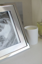 Carregar imagem no visualizador da galeria, Porta-Retrato Arlequi Orfevrerie Royale em Prata | Luxo Clássico
