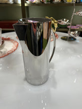 Carregar imagem no visualizador da galeria, Jarra de Servir Orfevrerie Royale em Aço Inox com Detalhe Dourado
