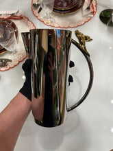 Carregar imagem no visualizador da galeria, Jarra de Servir Orfevrerie Royale em Aço Inox com Detalhe Dourado
