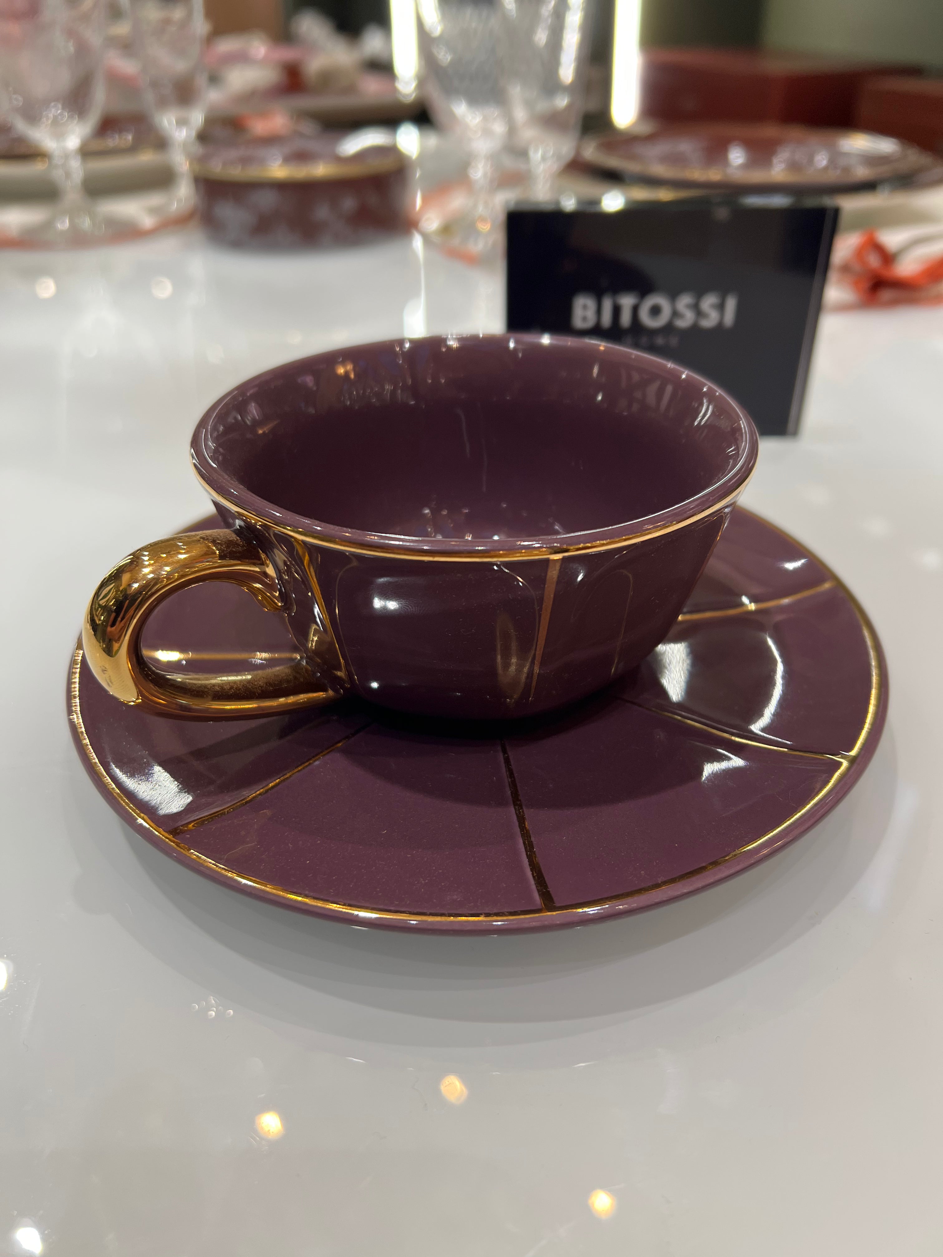 Xícara de Chá Roxa Vintage