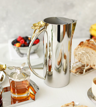 Carregar imagem no visualizador da galeria, Jarra de Servir Orfevrerie Royale em Aço Inox com Detalhe Dourado
